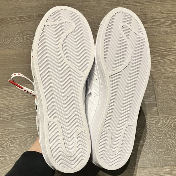 ⭐Limited Edition⭐Adidas Superstar Sneakers with Hearts and Heart Laces - NWT - Picture 3 of 4
